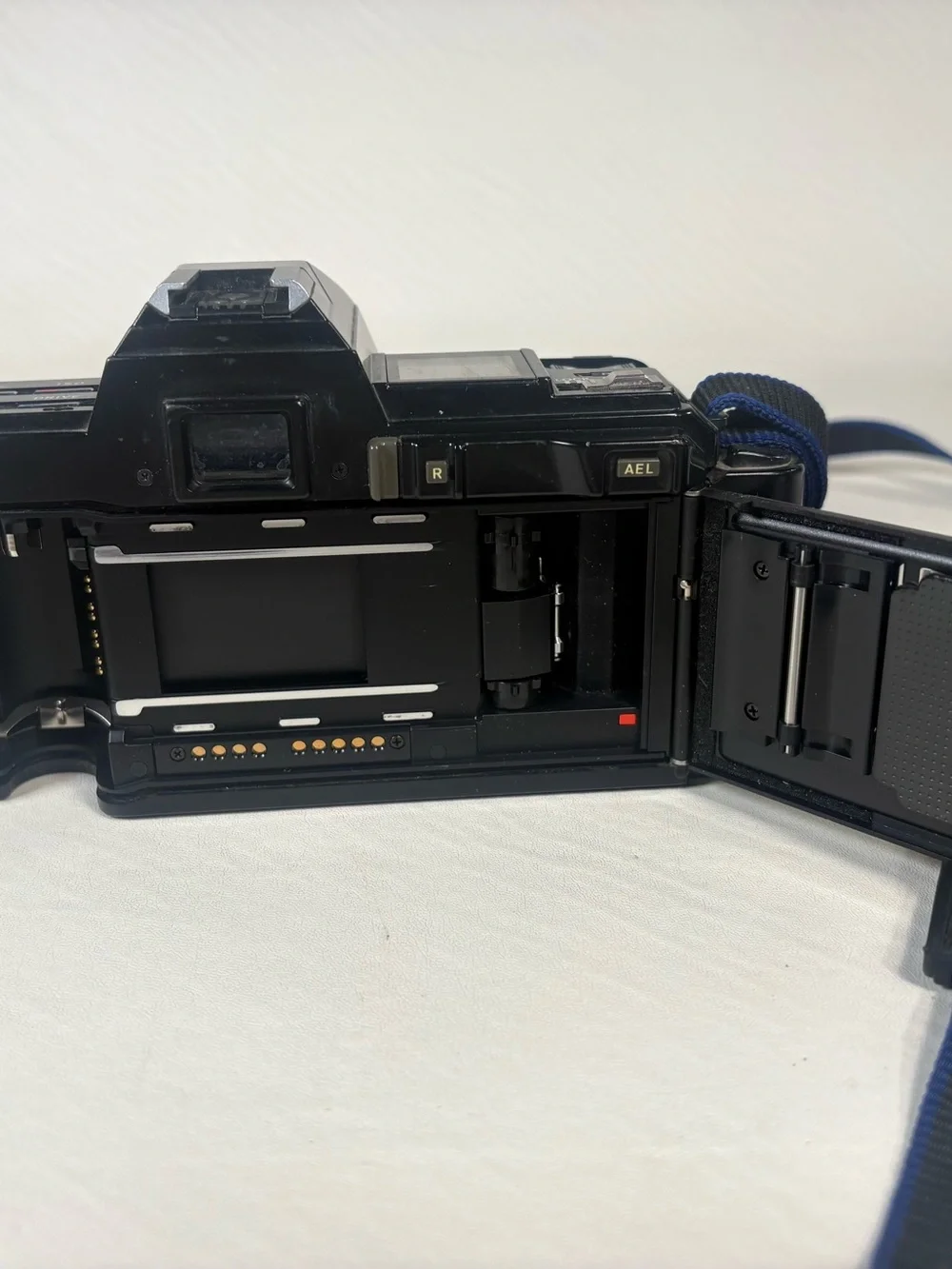 Minolta Maxxum 7000 AF 35mm SLR Camera with 28-80mm f/3.5-5.6 AF Lens